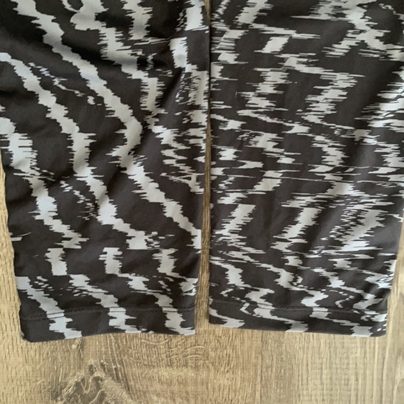 3/$20- EUC Nike dri-fit Capri - Picture 12 of 12